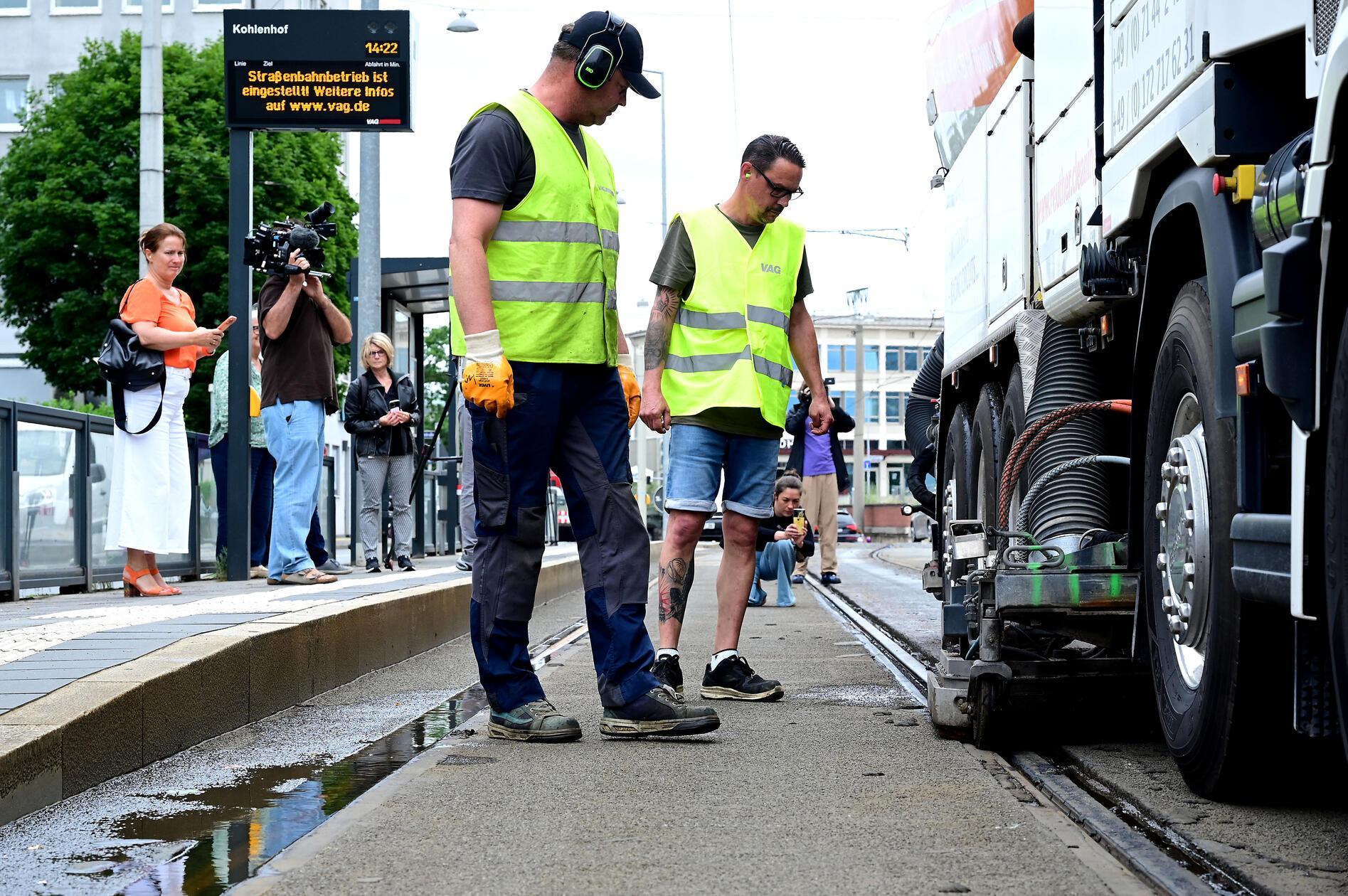 Mit Wasserstrahl und händischer Nachhilfe werden die Trassen ausgespült. In eineinhalb Stunden bewältigt das Gerät rund 1,7 Kilometer - an manchen Ecken muss dafür der Verkehr abgeriegelt werden. Händisch schaffen die Mitarbeiter nur wenige Meter in identischer Zeit.