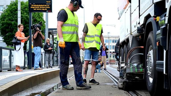 Mit Wasserstrahl und händischer Nachhilfe werden die Trassen ausgespült. In eineinhalb Stunden bewältigt das Gerät rund 1,7 Kilometer - an manchen Ecken muss dafür der Verkehr abgeriegelt werden. Händisch schaffen die Mitarbeiter nur wenige Meter in identischer Zeit.