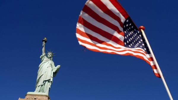 Freiheitsstatue "Lady Liberty" mit USA Flagge bei