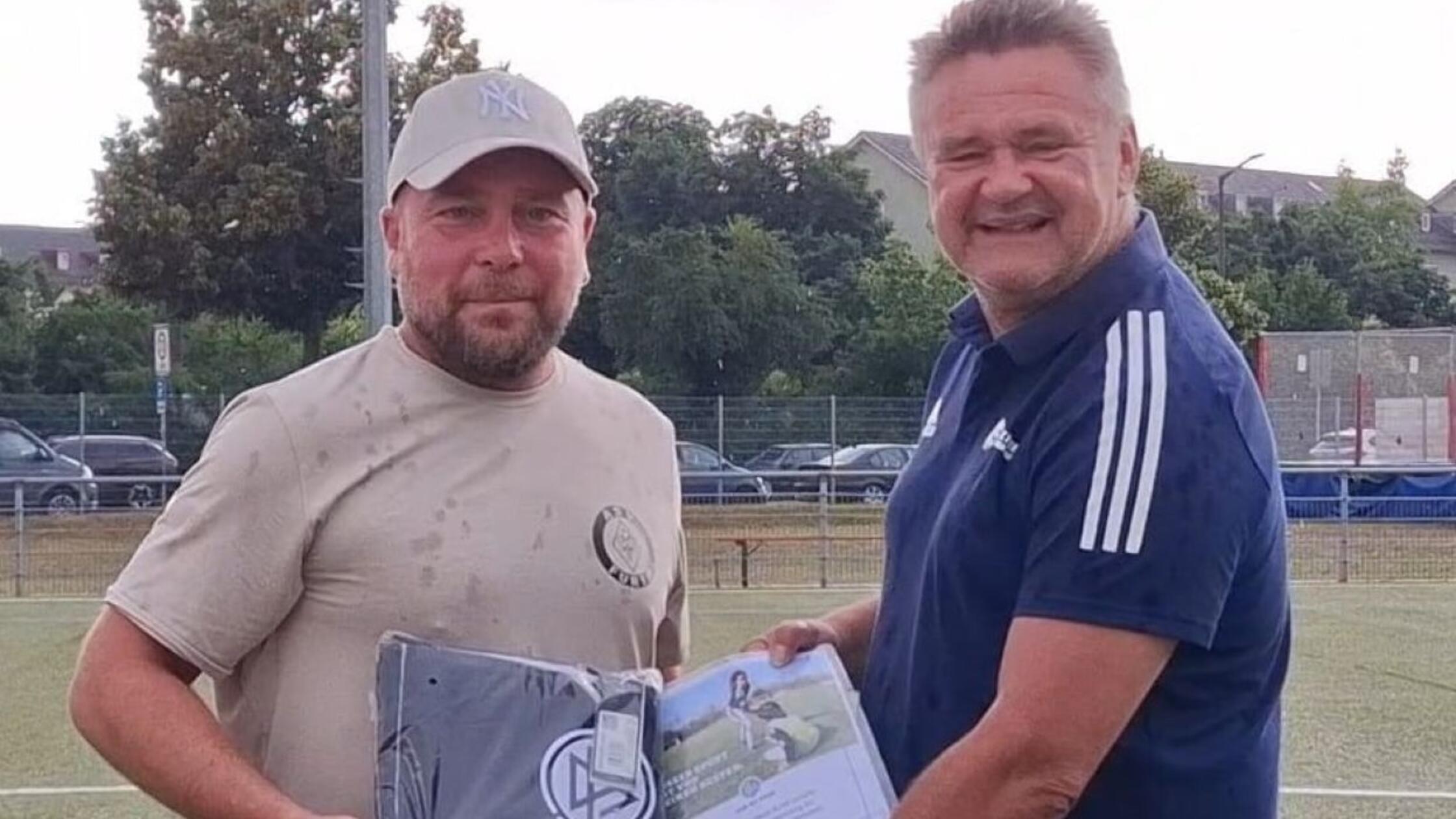 Jörg Salzer ehrt Ugur Aker vom ASV Fürth.