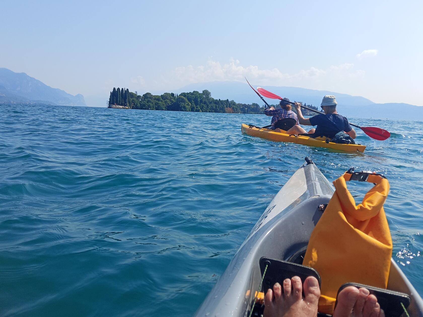 Mit dem Kajak auf dem Gardasee.