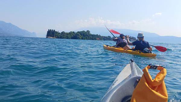 Mit dem Kajak auf dem Gardasee.