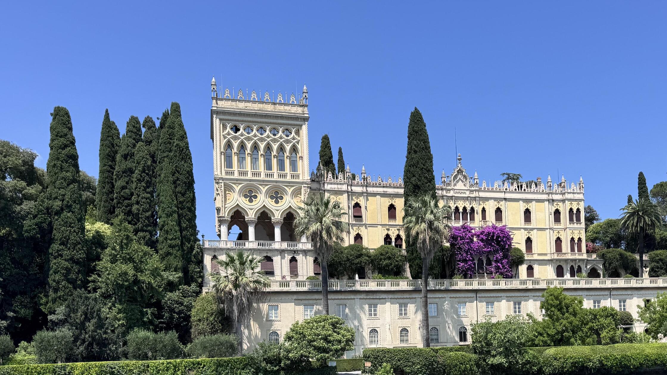Die Isola del Garda ist in Privatbesitz. Mit dem Kajak kann man sie aber umrunden und den schlossähnlichen Ansitz bewundern. 
