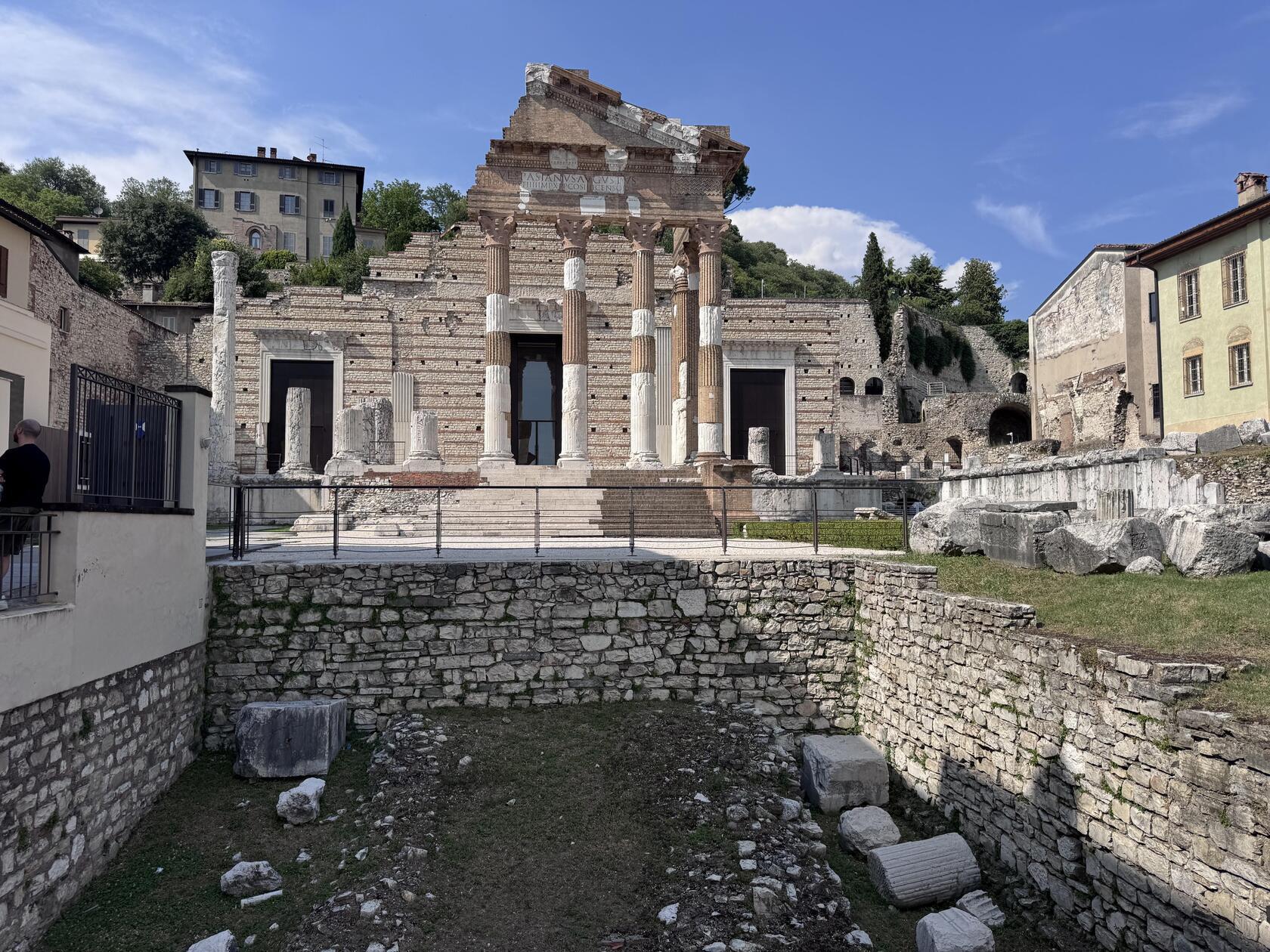 Die Provinzhauptstadt Brescia ist einen Besuch wert: Elegante Plätze, Bauwerke aus römischer, langobardischer und venezianischer Zeit und die Bronzestatue einer Siegesgöttin aus dem 1. Jahrhundert gehören zu den Sehenswürdigkeiten. Hier ist der römische Tempel und das römische Theater zu sehen. 