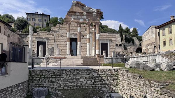Die Provinzhauptstadt Brescia ist einen Besuch wert: Elegante Plätze, Bauwerke aus römischer, langobardischer und venezianischer Zeit und die Bronzestatue einer Siegesgöttin aus dem 1. Jahrhundert gehören zu den Sehenswürdigkeiten. Hier ist der römische Tempel und das römische Theater zu sehen.