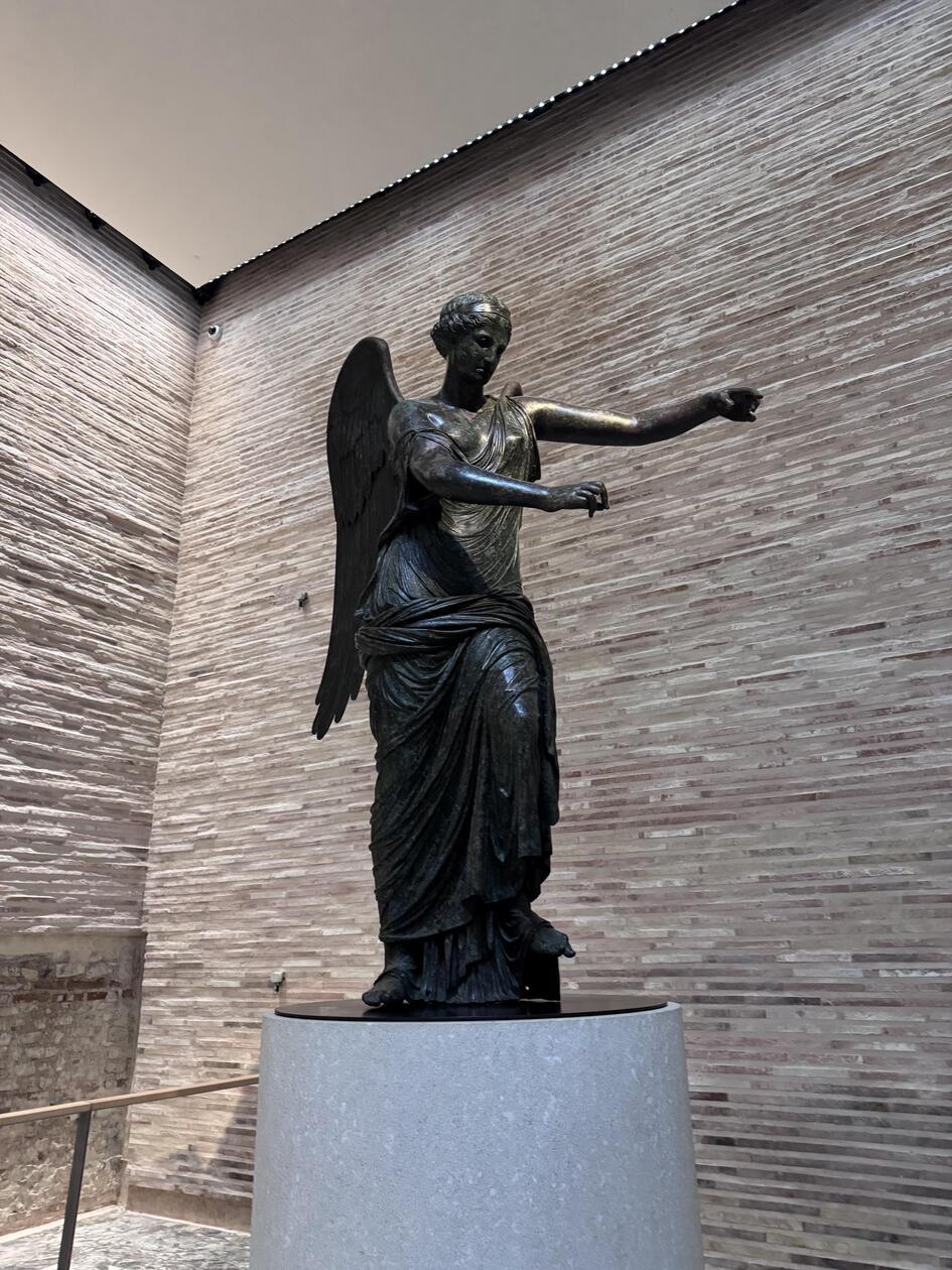 Vor genau 200 Jahren wurde diese römische Bronzestatue einer Siegesgöttin ausgegraben. Sie ist über 2000 Jahre alt und steht in Brescia im Museum.