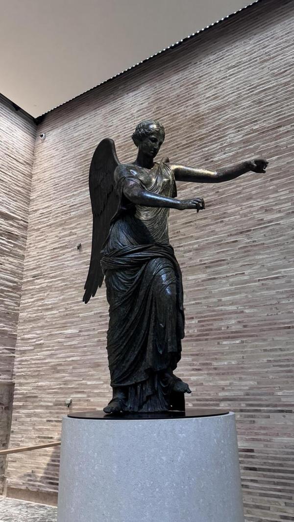 Vor genau 200 Jahren wurde diese römische Bronzestatue einer Siegesgöttin ausgegraben. Sie ist über 2000 Jahre alt und steht in Brescia im Museum.