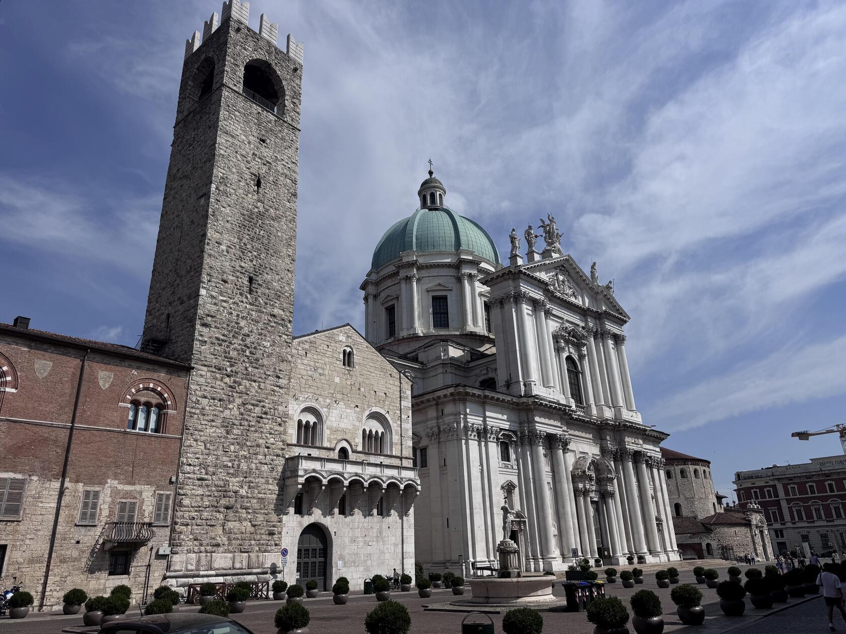 Verschiedene Baustile in Brescia, hier ist die Kathetrale zu sehen. 