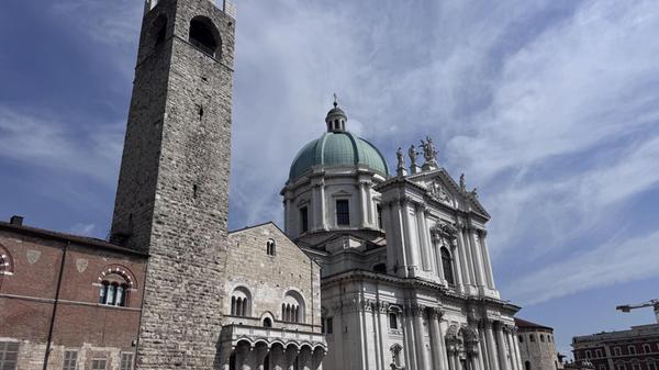 Verschiedene Baustile in Brescia, hier ist die Kathetrale zu sehen.