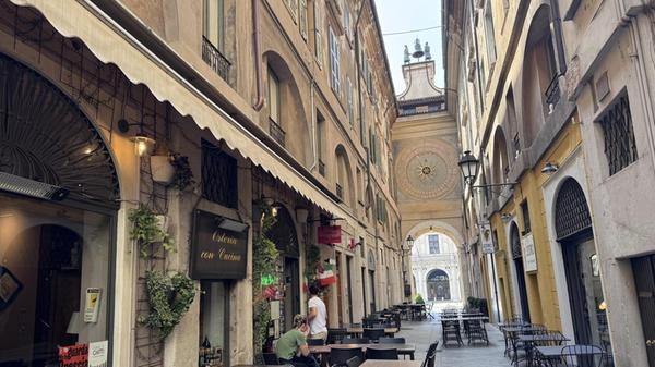Der hübsche Uhrenturm in Brescia stammt aus venezianischer Zeit.