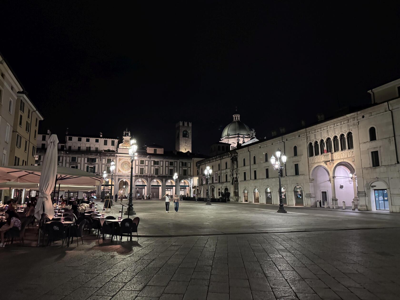 Brescia bei Nacht. 