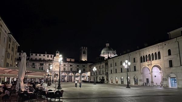 Brescia bei Nacht.