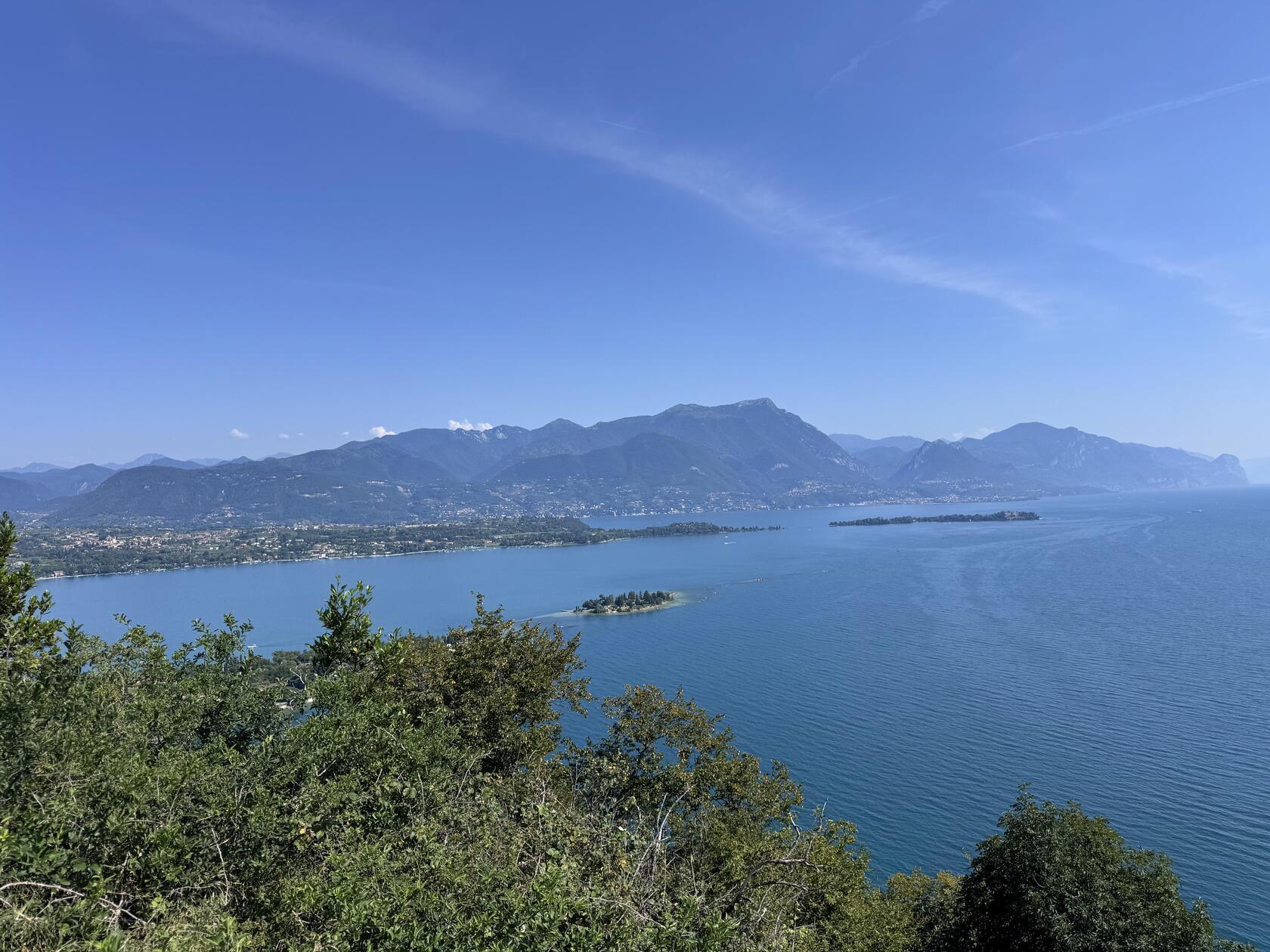 Die Weitwanderstrecke Bassa Via del Garda in der Provinz Brescia bietet fantastische Ausblicke auf den Gardasee und die Umgebung. 