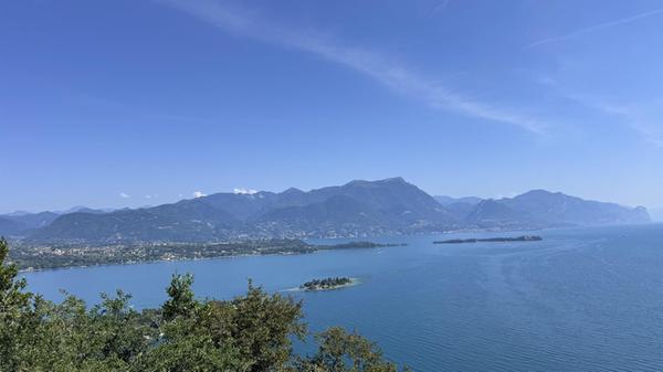 Die Weitwanderstrecke Bassa Via del Garda in der Provinz Brescia bietet fantastische Ausblicke auf den Gardasee und die Umgebung.