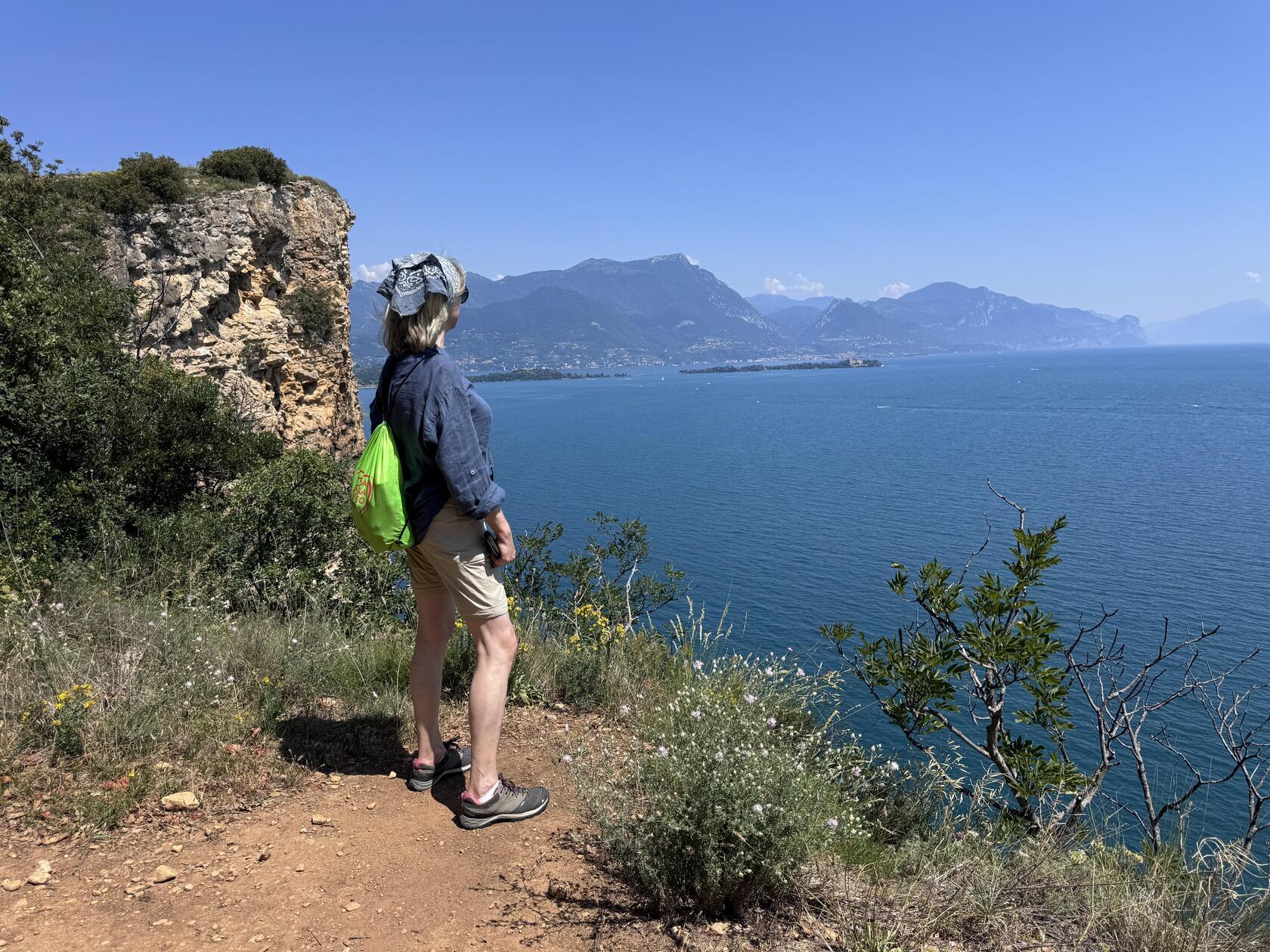 Wanderer genießen spektakuläre Ausblicke auf den Gardasee.