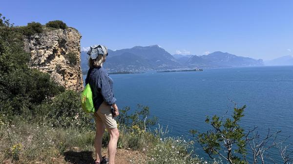 Wanderer genießen spektakuläre Ausblicke auf den Gardasee.