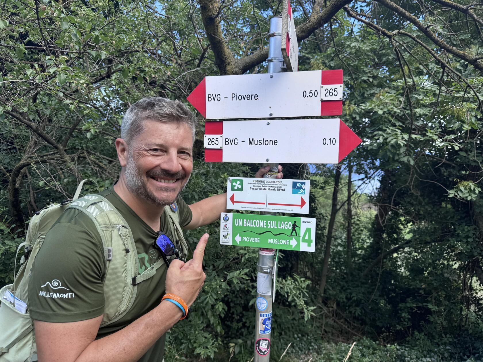 Wanderführer Andrea Pagliari führt auf der Bassa Via del Garda.