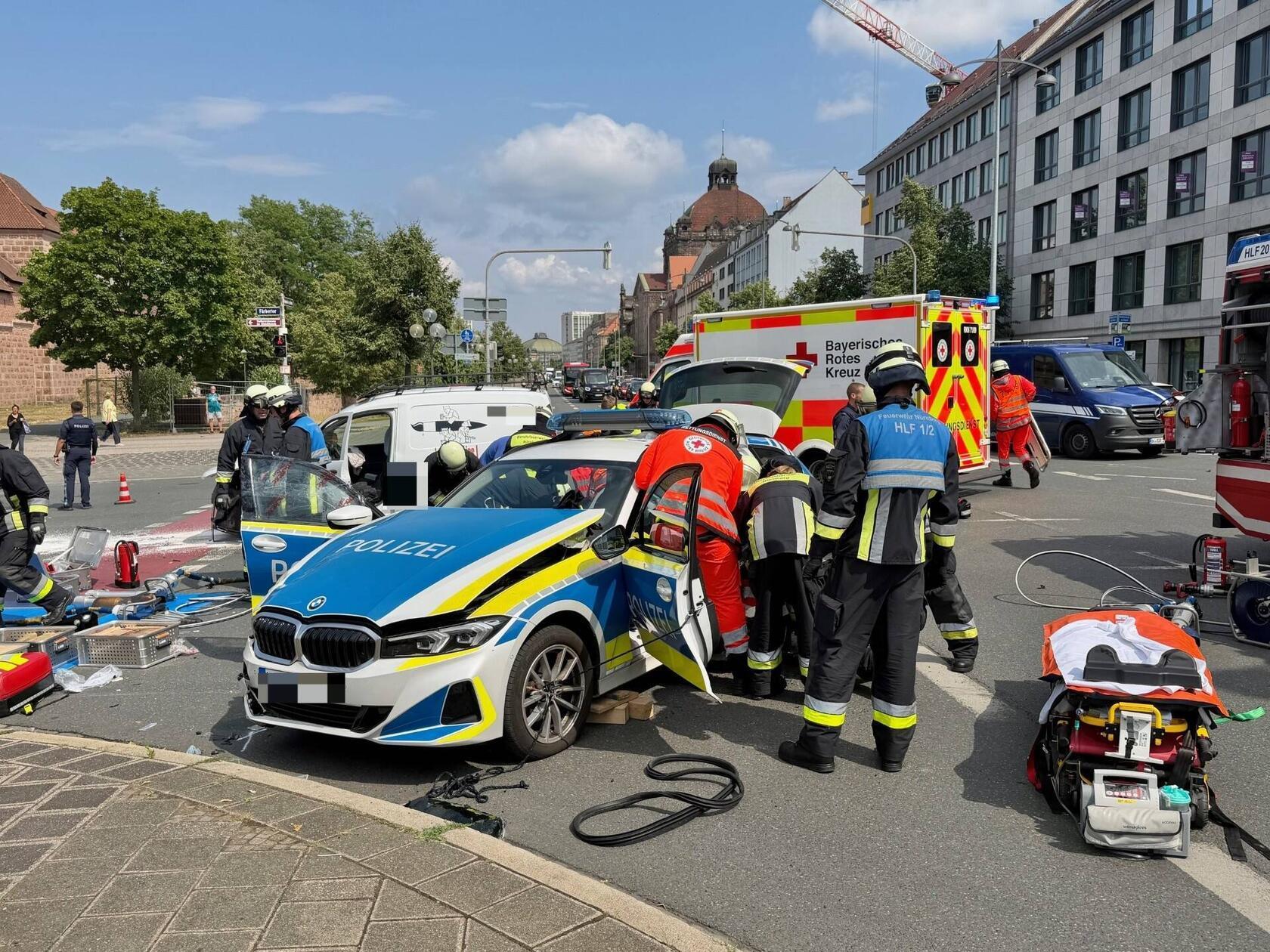 Durch die Wucht des Aufpralls wurden beide Fahrzeuge erheblich beschädigt. Der Sachschaden liegt nach ersten Schätzungen bei mehreren Zehntausend Euro.