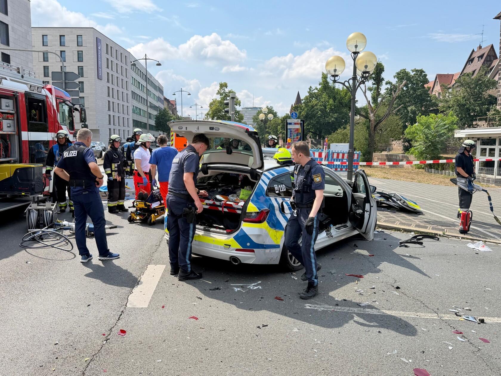 Die Polizeibeamtin und der Polizeibeamte im Streifenwagen sowie der Fahrer des Handwerkerfahrzeugs erlitten bei dem Unfall leichte Verletzungen.