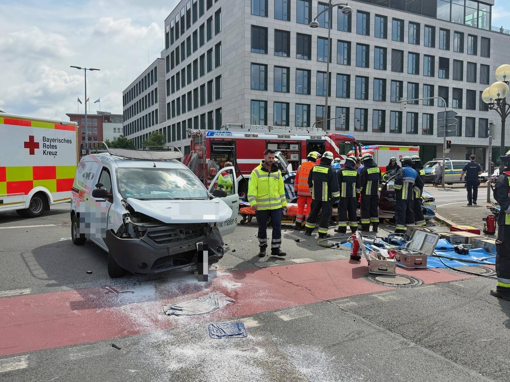 Feuerwehr, Rettungsdienst und Polizei rückten mit zahlreichen Einsatzkräften zur Unfallstelle aus.