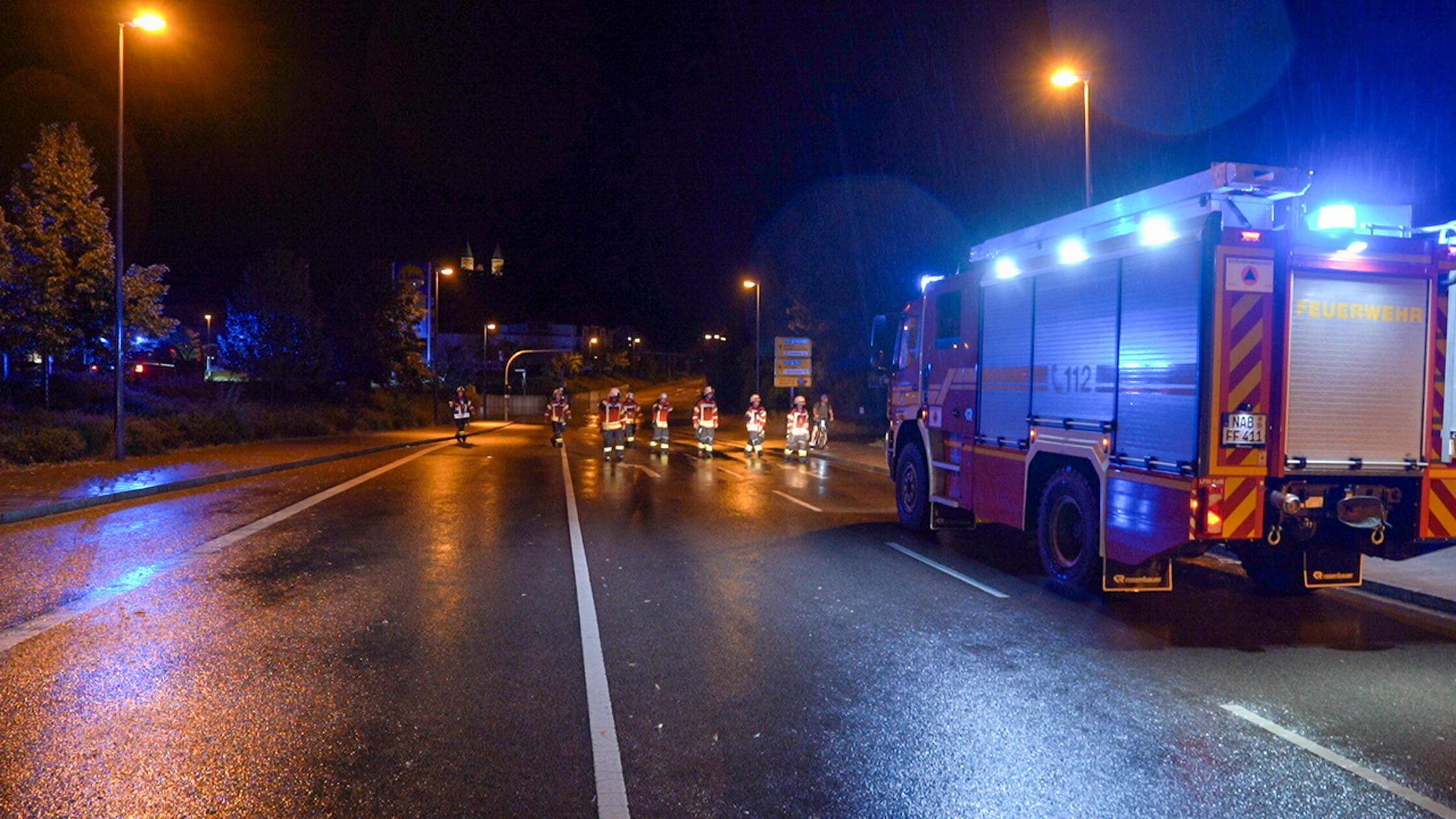 Neben der Feuerwehr rückte auch das THW zur Unterstützung aus. Insgesamt waren über 350 Kräfte die gesamte Nacht im Einsatz.
