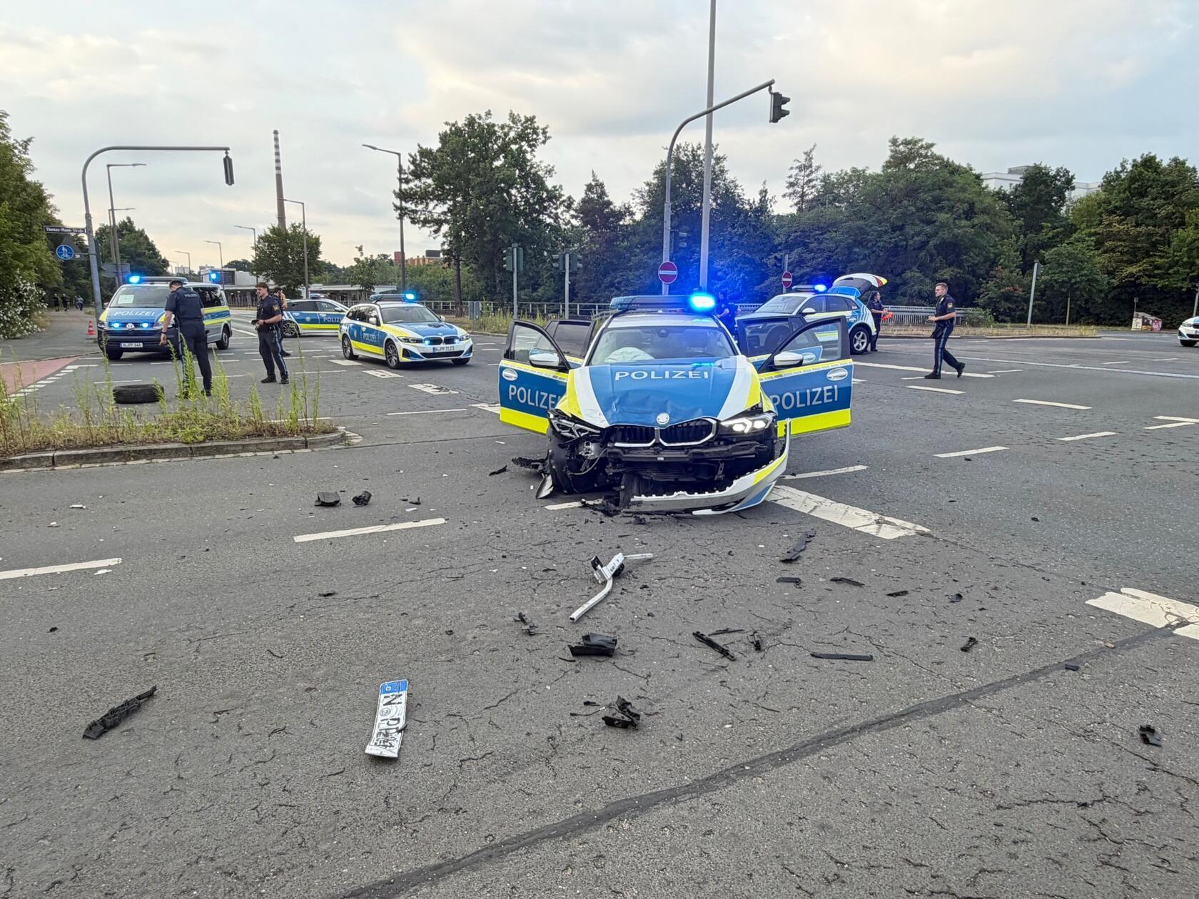 Die Polizeibeamten blieben nach ersten Informationen unverletzt. Die Autofahrerin wurde bei dem Unfall verletzt und musste ins Krankenhaus gebracht werden.
