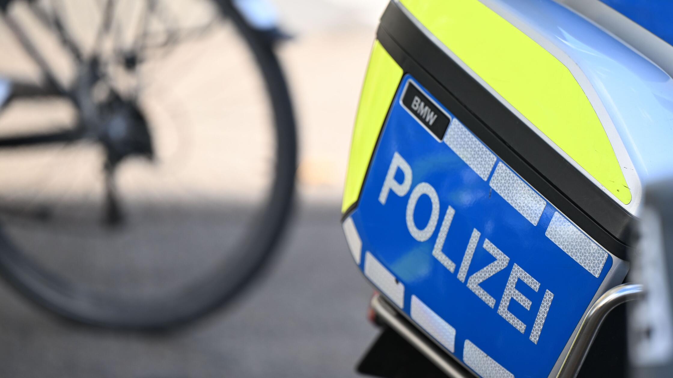 Mofafahrer-f-hrt-in-Erlangen-einen-dreij-hrigen-Jungen-ber-den-Haufen