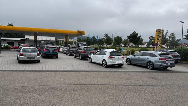 An den Zapfsäulen herrschte am Dienstag reger Betrieb: Viele Autofahrerinnen und Autofahrer wollten sich am Dienstagvormittag noch einmal die günstigeren Kraftstoffpreise vor dem Ende des Tankrabatts sichern.