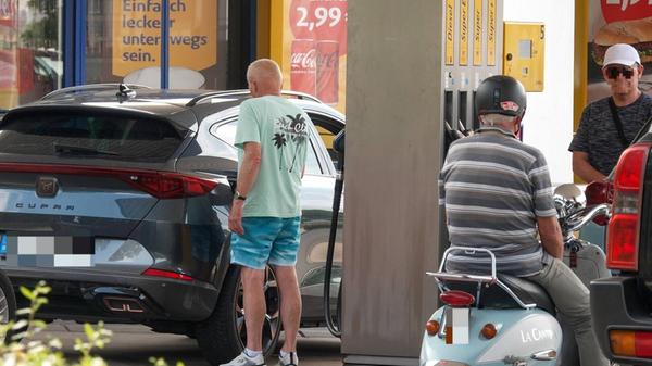 Denn: Am 1. Juli läuft der Tankrabatt der Bundesregierung aus. Der Sprit könnte dann wieder bis zu 17 Cent teurer werden. Dabei machten sich die Auswirkungen schon vor dem Stichtag bemerkbar.