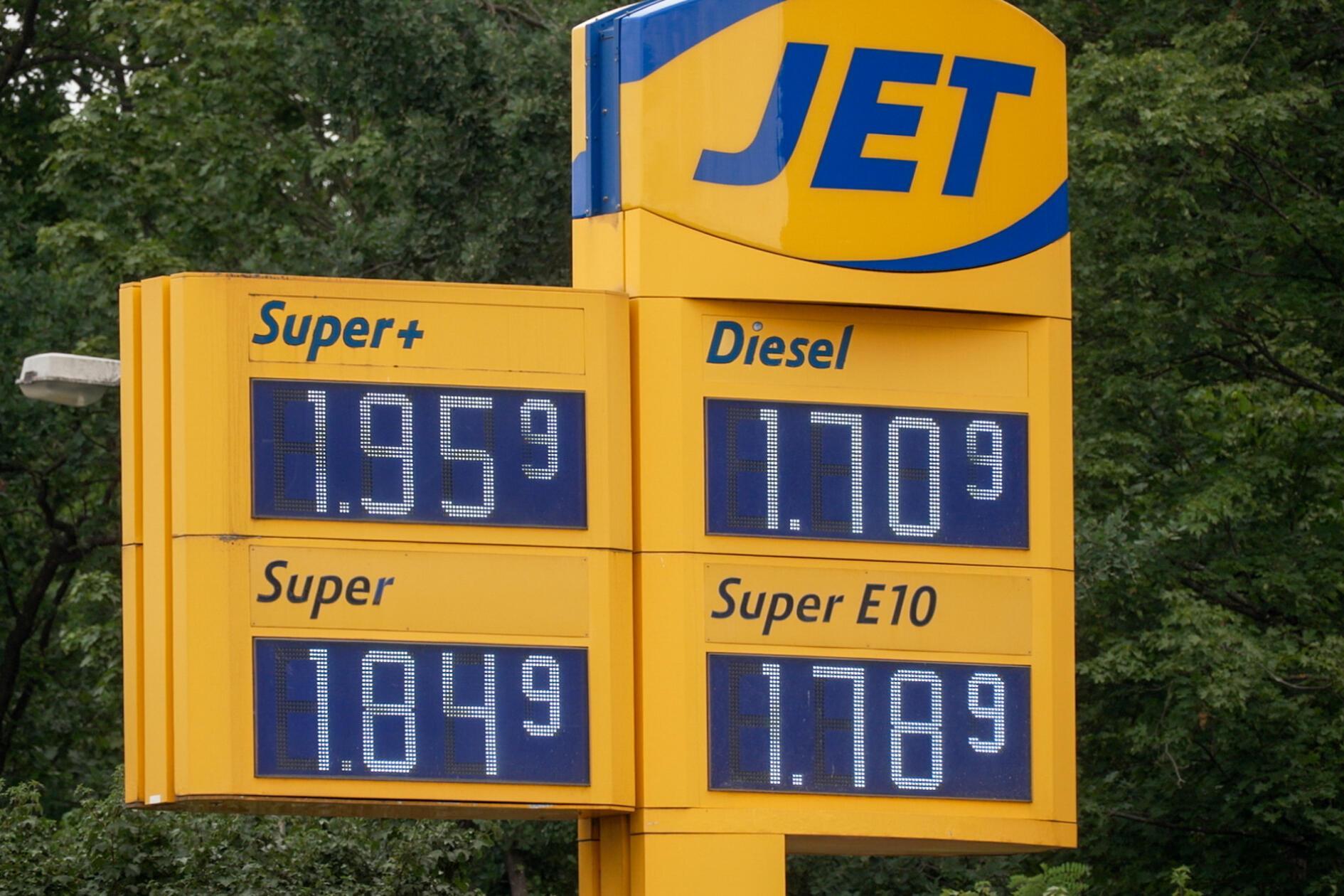 Wer erst nach 12 Uhr ankam, musste deutlich tiefer in die Tasche greifen. An einer Nürnberger Tankstelle verteuerte sich Super auf einen Schlag um 30 Cent pro Liter, Diesel sogar um 33 Cent...