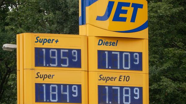 Wer erst nach 12 Uhr ankam, musste deutlich tiefer in die Tasche greifen. An einer Nürnberger Tankstelle verteuerte sich Super auf einen Schlag um 30 Cent pro Liter, Diesel sogar um 33 Cent...