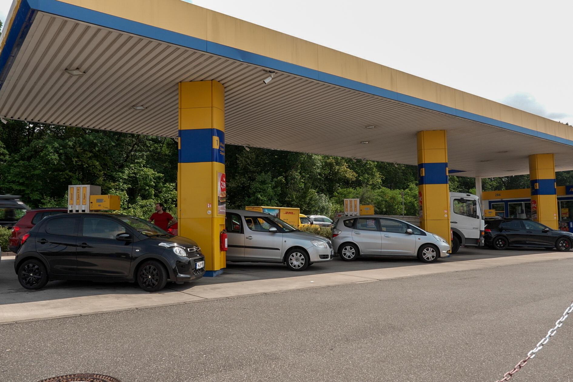 Auch Bundesweit zogen die Kraftstoffpreise am Dienstagmittag kräftig an. Nach Angaben des ADAC stieg der Durchschnittspreis für Diesel um 24 Cent je Liter, Super E10 verteuerte sich um 20,3 Cent. Das ist nur knapp weniger als die bisherigen Rekordsprünge, wie die Deutsche Presse-Agentur meldet.