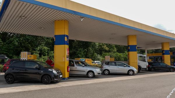 Auch Bundesweit zogen die Kraftstoffpreise am Dienstagmittag kräftig an. Nach Angaben des ADAC stieg der Durchschnittspreis für Diesel um 24 Cent je Liter, Super E10 verteuerte sich um 20,3 Cent. Das ist nur knapp weniger als die bisherigen Rekordsprünge, wie die Deutsche Presse-Agentur meldet.