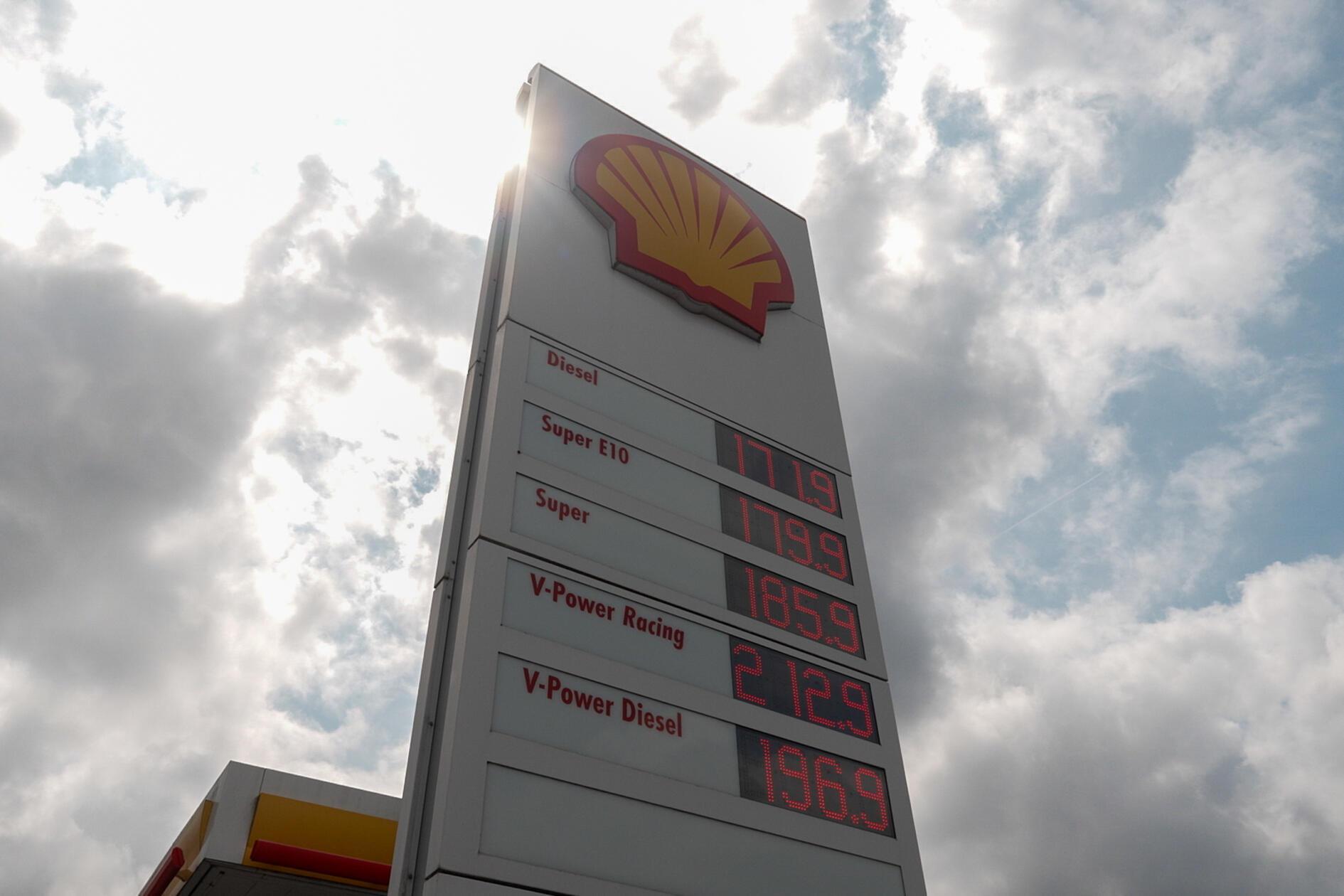 Auffällig ist dabei auch, dass es ungewöhnlich große Unterschiede zwischen den einzelnen Tankstellen gibt. Teilweise fielen die Mittagssprünge im Vergleich zu den Vortagen relativ normal aus, teilweise waren sie sehr viel höher.