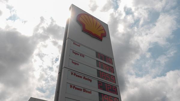 Auffällig ist dabei auch, dass es ungewöhnlich große Unterschiede zwischen den einzelnen Tankstellen gibt. Teilweise fielen die Mittagssprünge im Vergleich zu den Vortagen relativ normal aus, teilweise waren sie sehr viel höher.