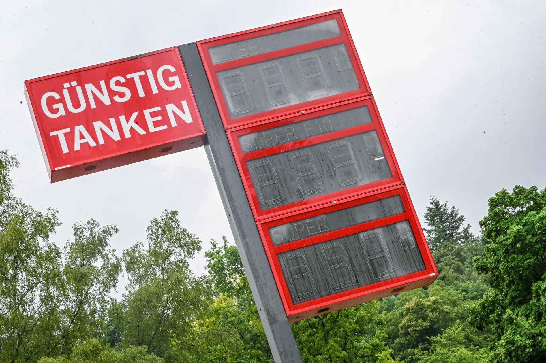 Der ADAC hält den aktuellen Preisanstieg für nicht gerechtfertigt. Nach Einschätzung des Automobilclubs habe sich der Rohölpreis zuletzt nicht entsprechend entwickelt.
