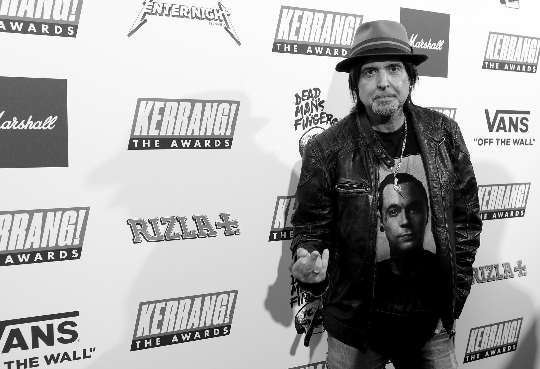 Der langjährige Gitarrist der Heavy-Metal-Band Motörhead, <b>Phil Campbell</b>, ist tot. Der in Wales geborene Musiker wurde 64 Jahre alt. «Mit tiefer Trauer geben wir den Tod unseres geliebten Vaters, Philip Anthony Campbell, bekannt, der letzte Nacht nach einem langen und tapferen Kampf auf der Intensivstation nach einer komplexen, großen Operation friedlich verstorben ist», teilte seine Familie in einem X-Beitrag der Band Phil Campbell and the Bastard Sons mit. 