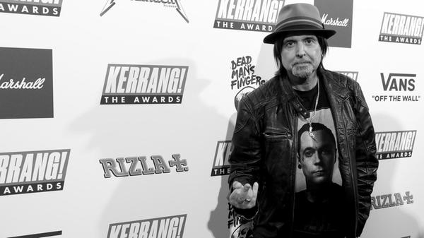 Der langjährige Gitarrist der Heavy-Metal-Band Motörhead, <b>Phil Campbell</b>, ist tot. Der in Wales geborene Musiker wurde 64 Jahre alt. «Mit tiefer Trauer geben wir den Tod unseres geliebten Vaters, Philip Anthony Campbell, bekannt, der letzte Nacht nach einem langen und tapferen Kampf auf der Intensivstation nach einer komplexen, großen Operation friedlich verstorben ist», teilte seine Familie in einem X-Beitrag der Band Phil Campbell and the Bastard Sons mit.