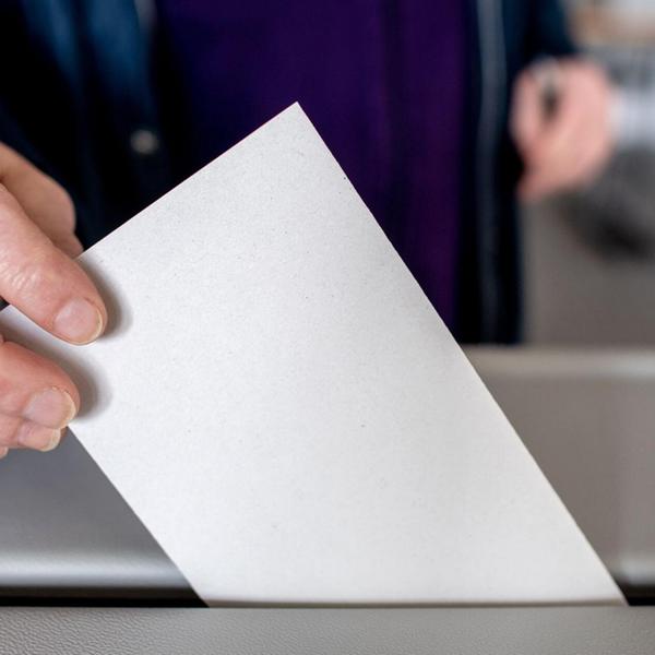 Ein Wähler wirft in einem Wahllokal seinen Stimmze