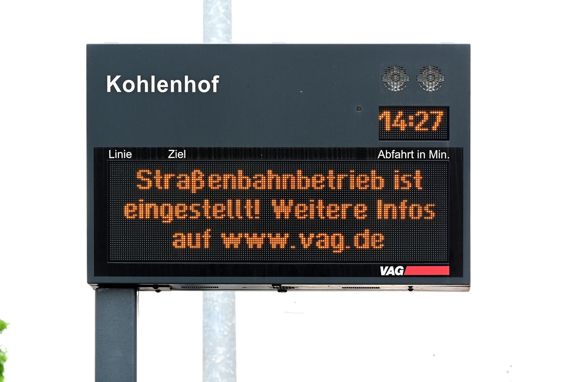 Die Anzeigen an den Haltestellen in der Stadt verweisen seit Tagen auf den eingestellten Fahrbetrieb.