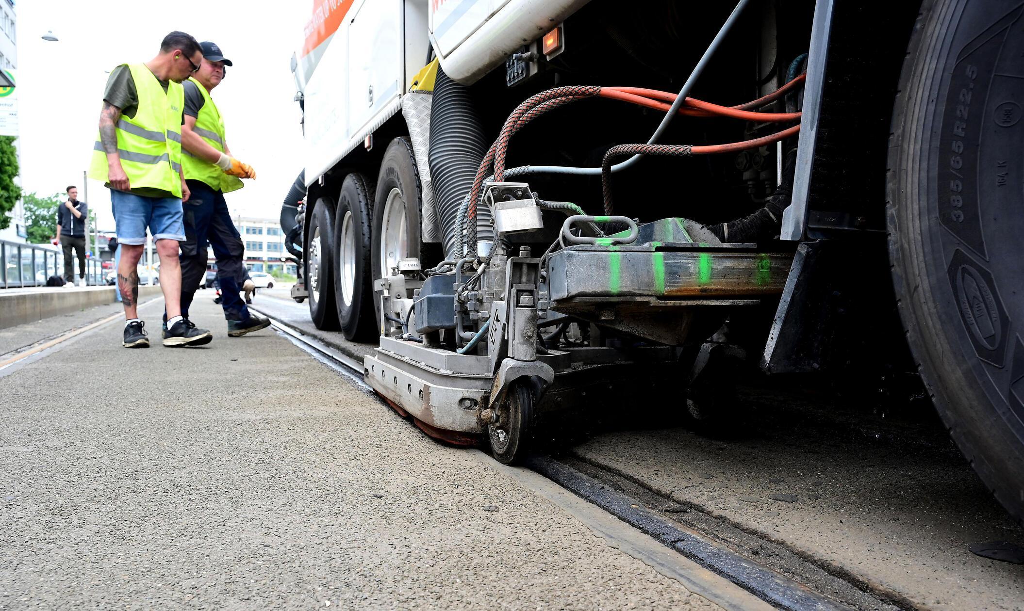 Gut 200.000 Euro, grob geschätzt, kostet die Maßnahme - da ist die Manpower der VAG noch nicht eingerechnet. 40 bis 50 Mitarbeiter arbeiten derzeit an der Strecke, die Fahrzeugreinigung in der Werkstatt läuft im Schichtbetrieb, damit das Netz möglichst zügig wieder in Betrieb kommt.