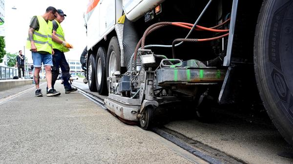 Gut 200.000 Euro, grob geschätzt, kostet die Maßnahme - da ist die Manpower der VAG noch nicht eingerechnet. 40 bis 50 Mitarbeiter arbeiten derzeit an der Strecke, die Fahrzeugreinigung in der Werkstatt läuft im Schichtbetrieb, damit das Netz möglichst zügig wieder in Betrieb kommt.