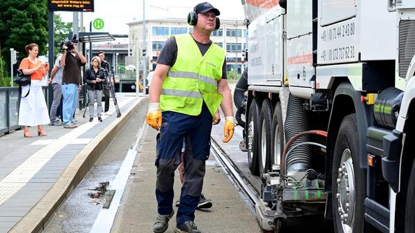 In der Reinigung der Trassen gehen die Spezialfirma und die VAG mit Prioritäten vor: Zunächst wurde am Steinbühler Tunnel, dann in Kohlenhof bis vor zum Plärrer gereinigt (die Teststrecke), dann ist der Weg zum Betriebshof dran, die Südost-Schleife bis zum Hauptbahnhof, danach kommen die Trassen nach Worzeldorf, nach Erlenstegen oder zum Tiergarten an die Reihe.
