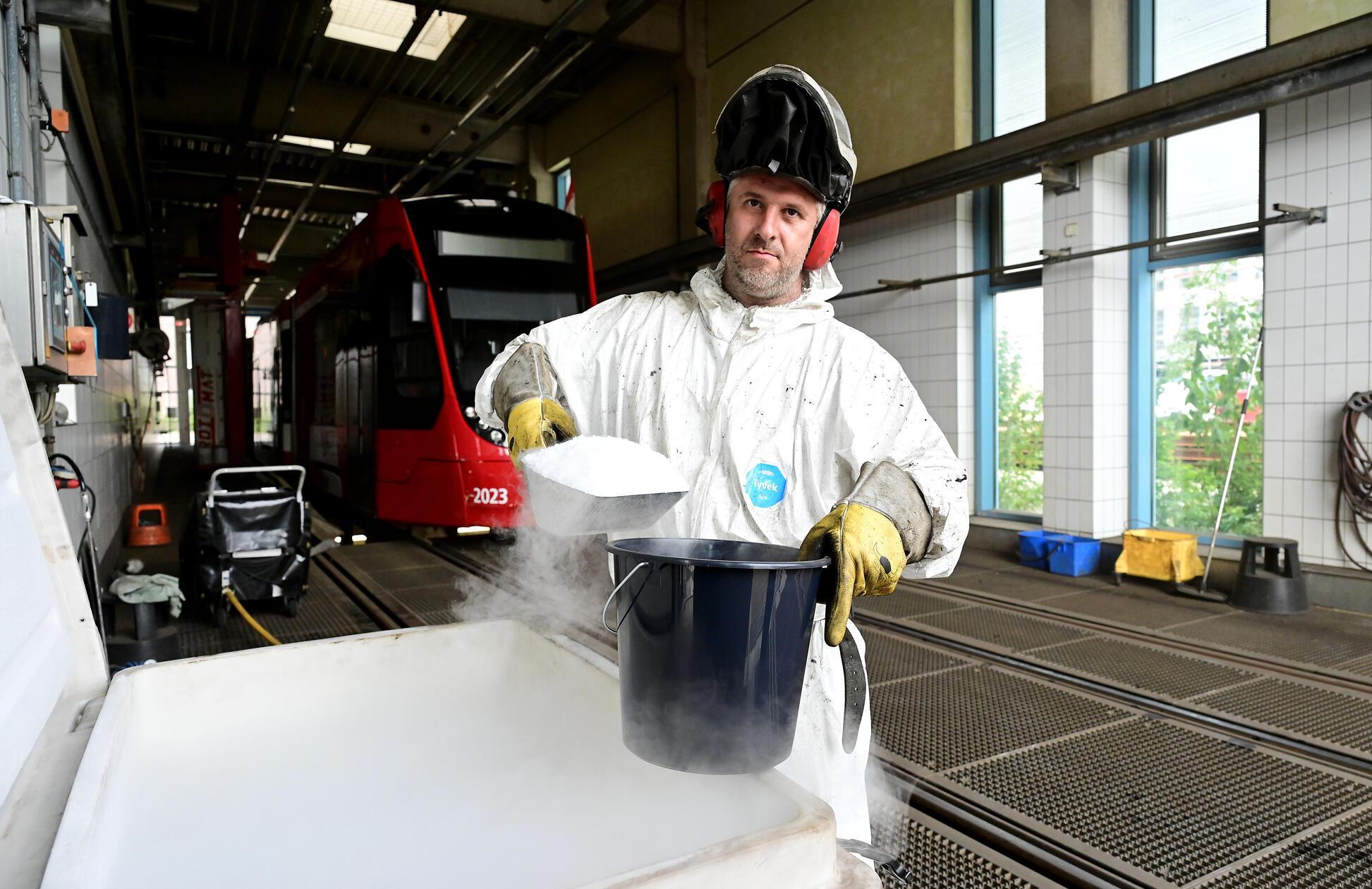 Unter Einsatz von Trockeneis, das zu schweren Verbrennungen führen kann, befreien die Mitarbeitenden die Räder, Radscheiben und Radlager von der klebrigen Bitumenmasse. Zwei Verfahren kommen insgesamt zum Einsatz - auch klassischer Bitumenreiniger wird verwendet.