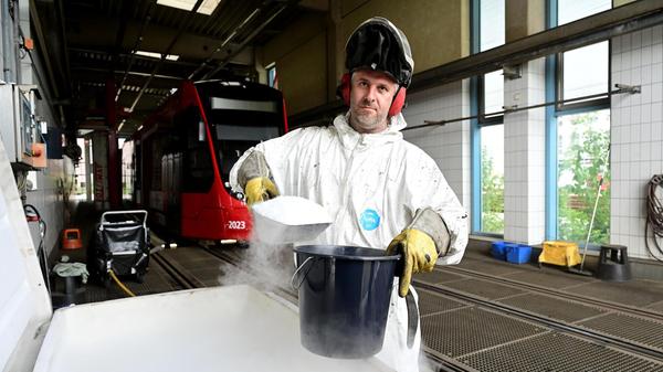 Unter Einsatz von Trockeneis, das zu schweren Verbrennungen führen kann, befreien die Mitarbeitenden die Räder, Radscheiben und Radlager von der klebrigen Bitumenmasse. Zwei Verfahren kommen insgesamt zum Einsatz - auch klassischer Bitumenreiniger wird verwendet.