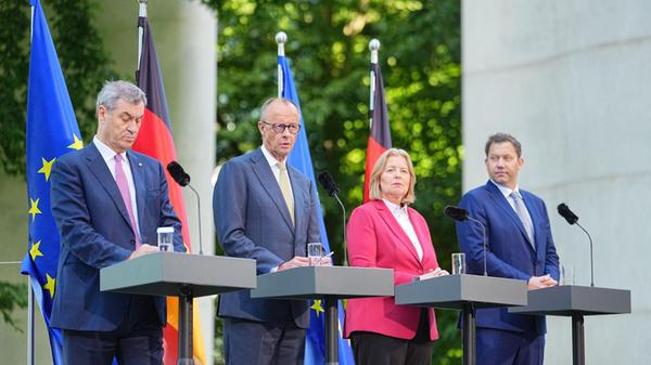 Markus Söder (CSU, l-r), Ministerpräsident von Bay