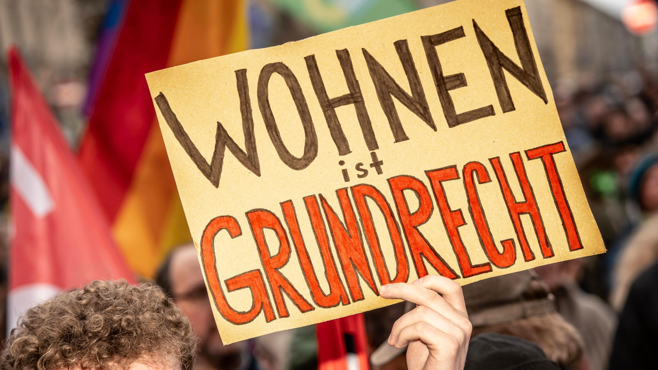 Mietendemo gegen hohe Mieten, Plakat: Wohnen ist G