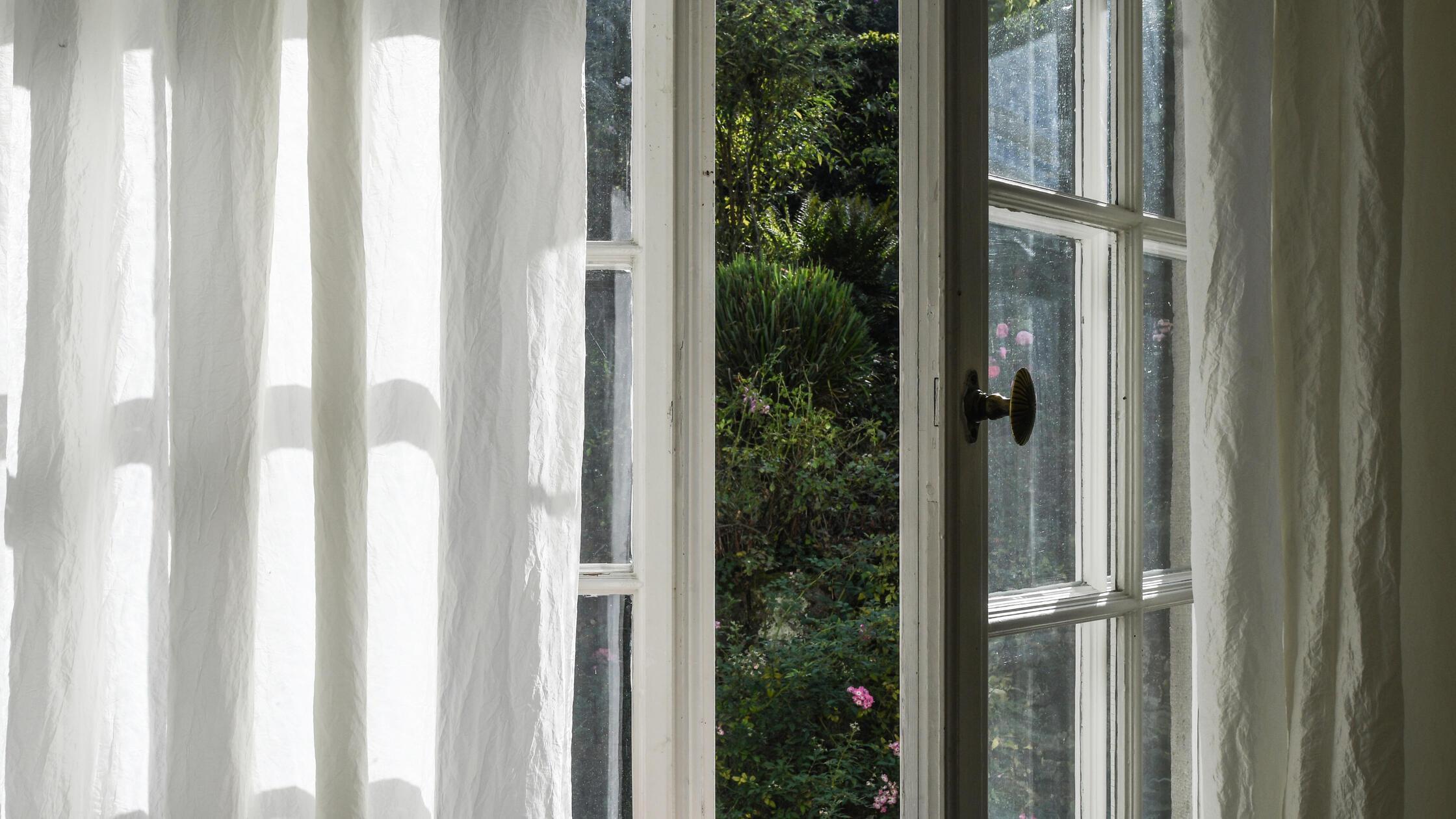 Geoeffnetes Fenster, Luftaustausch, Innenraum, Aer