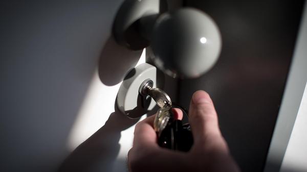 Ein Schlüssel steckt im Schloß einer Wohnungstür