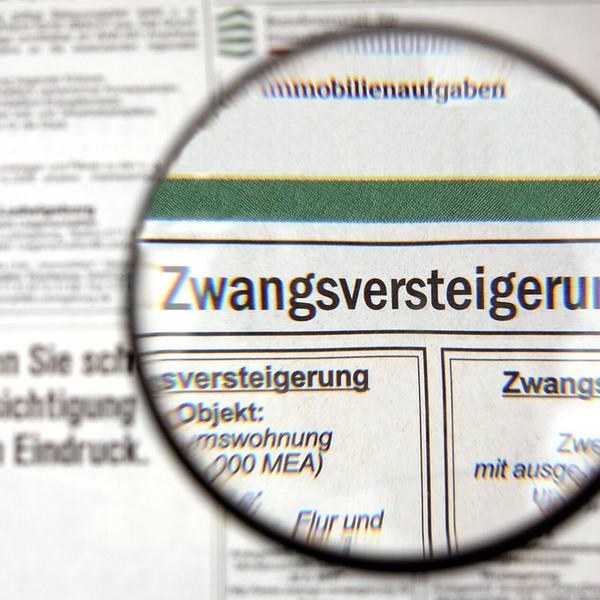 Zwangsversteigerung in einer Zeitung vergroessert